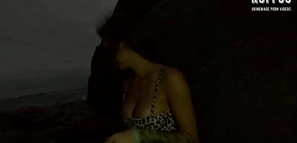  morena safada masturbando e chupando final de tarde na praia - Ana Rothbard